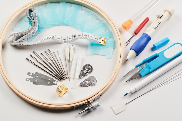 zbiór przyborów do haftu i nici